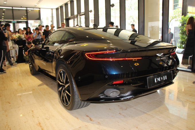 DB11 nhin tu phia sau