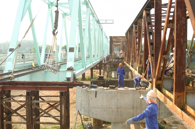 Cầu Trà Bồng mới bên cạnh cầu cũ