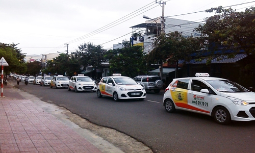 vovgiaothong_kon_tum_taxi_dinh_cong_5