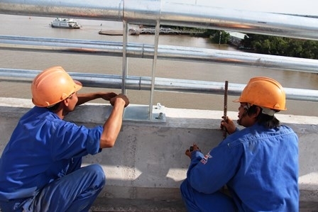 Công nhân tỷ mỹ thi công từng con óc vít lắp lan c