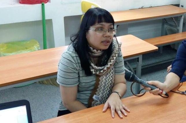 Cô giao Le Na tra loi bao chi