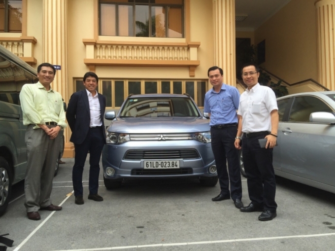 Đại diện Bộ GTVT (bên phải) nhận bàn giao chiếc xe