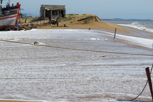 Triều cường hung hãn vùi lấp nhiều tàu cá ở Phú Yê