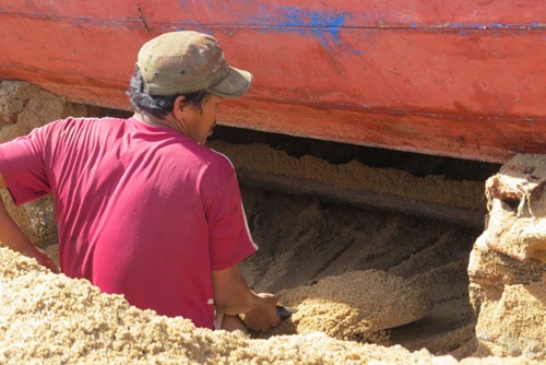 Triều cường hung hãn vùi lấp nhiều tàu cá ở Phú Yê