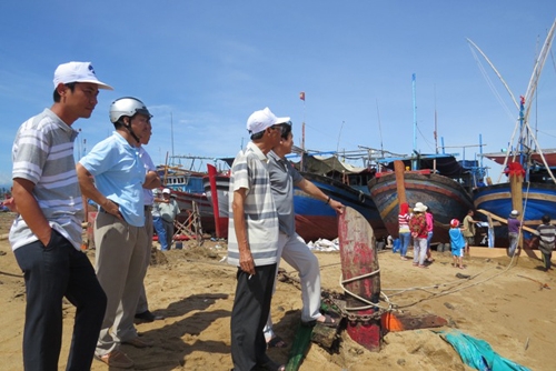 Triều cường hung hãn vùi lấp nhiều tàu cá ở Phú Yê