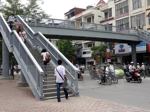 Cầu vượt dành cho người đi bộ tại số 1 Chùa Bộc đư