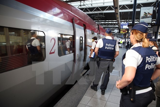 Cảnh sát làm nhiệm vụ tại nhà ga Zuid-Midi ở Bruss