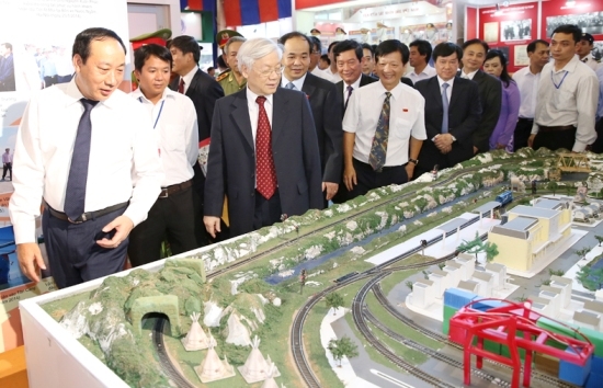 Thứ trưởng Nguyễn Hồng Trường giới thiệu với Tổng 