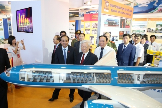 Thứ trưởng Nguyễn Hồng Trường hướng dẫn Tổng Bí th