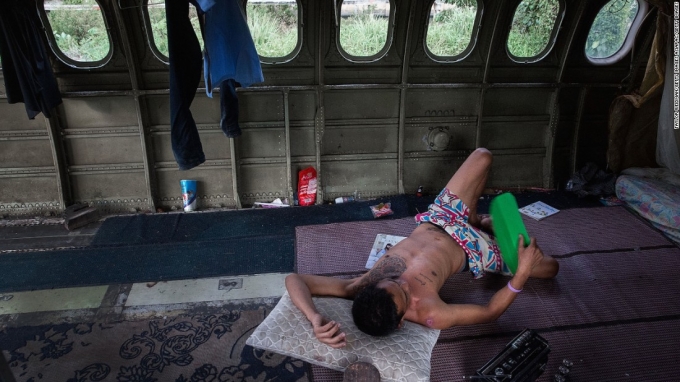 Ngôi nhà xác máy bay 10