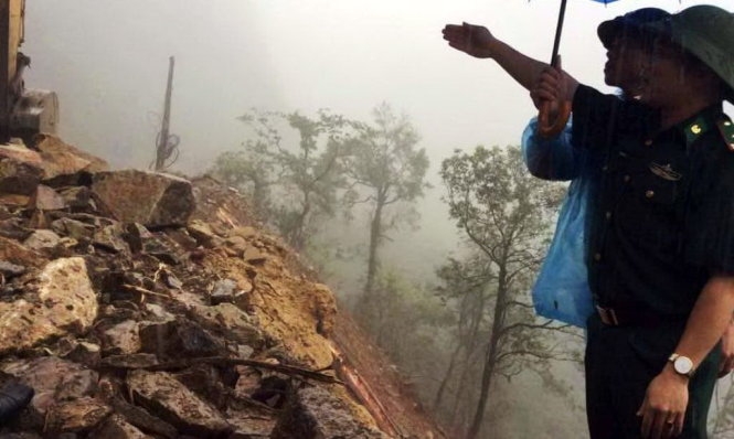 Mưa lớn gây sạt lở nghiêm trọng ở quốc lộ 8A, Hà T