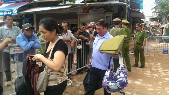 Gần 60 hộ dân được lực lượng chức năng cho vào nhà