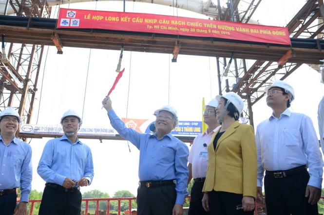 Ông Lê Hoàng Quân - chủ tịch UBND TP.HCM - phát lệ