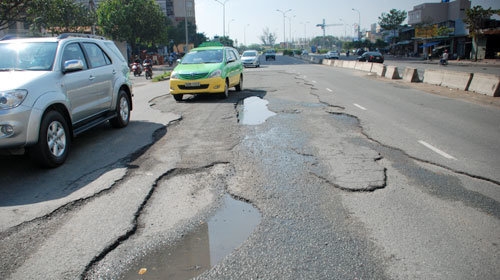 Mặt đường Nguyễn Hữu Cảnh bong tróc