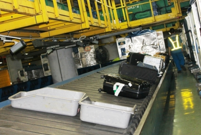 Băng chuyền hành lý được gắn camera giám sát. 