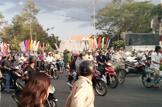 Cà Mau: Đường Phan Ngọc Hiển ùn tắc 1 tiếng đồng hồ vì cháy nhà