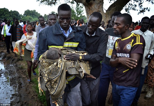 Em bé sống sót thần kỳ vì được mẹ ném qua cửa sổ máy bay