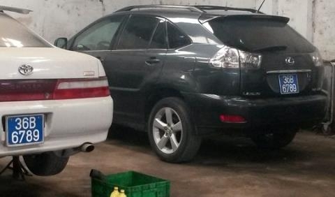 Hai chiếc xe mang biển xanh của Thanh Hóa cũng trù