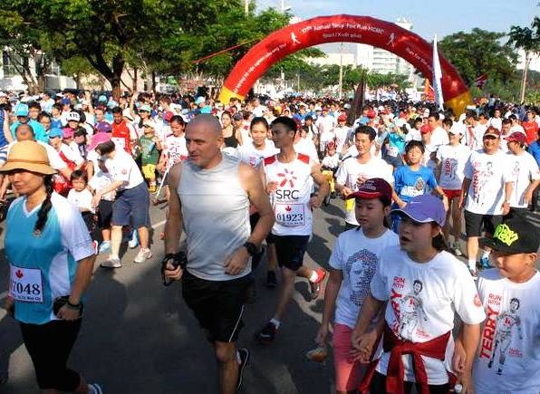 Đông đảo người dân tham gia chương trình chạy bộ t