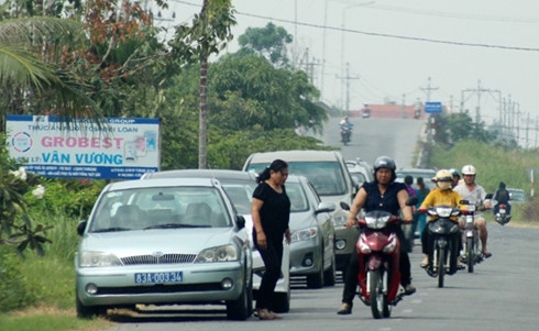 Truy lùng xe công chở cán bộ đi ăn giỗ