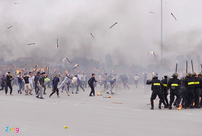 10 Toàn cảnh diễn tập chống bạo động ba