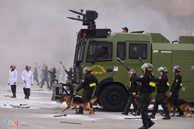 15 Toàn cảnh diễn tập chống bạo động ba