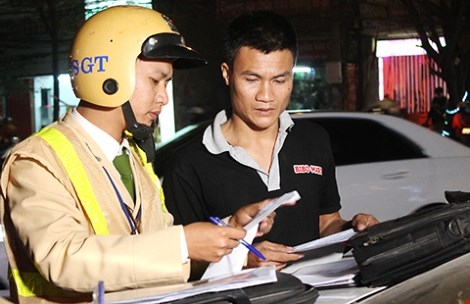 CSGT Hà Nội xử phạt người vi phạm giao t