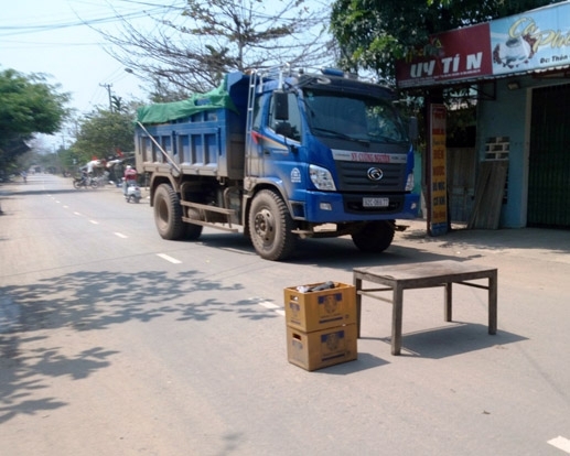 Dân lại bức xúc chặn xe chở đất đi qua 