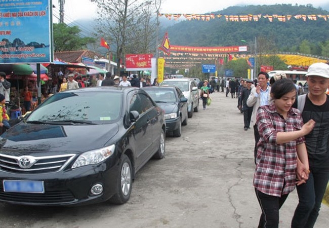 Xe công náo nức đi lễ hội đầu năm