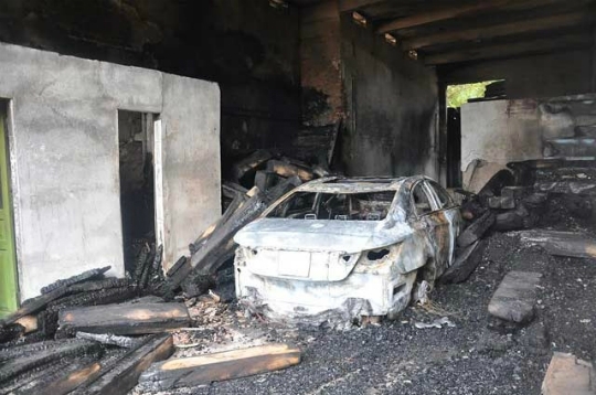 Tẩm xăng thiêu sống chuột, cháy cả nhà 