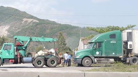 Dùng cần cẩu để %22xử%22 xe quá tải cha