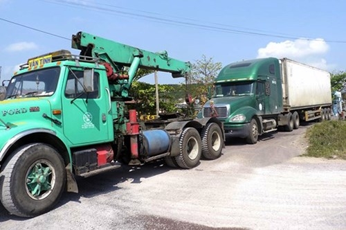Dùng cần cẩu để %22xử%22 xe quá tải cha