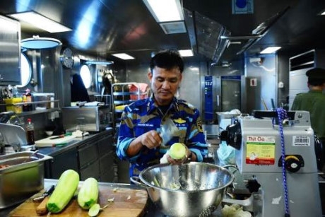 11Hải quân VN đưa tàu buồm hiện đại bậc