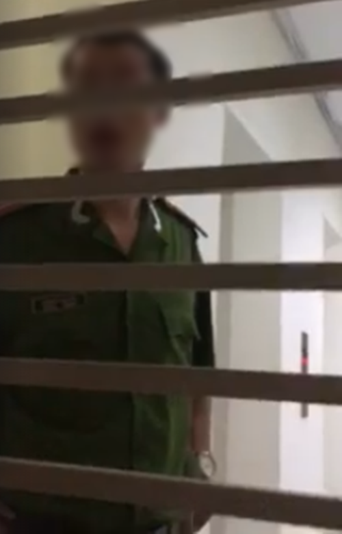 Công an nhổ nước bọt vào dân công khai x