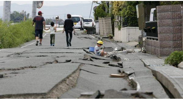 Cảm phục về tình người sau thảm họa động đất kép t