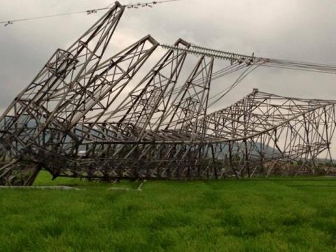 Gió thổi cột điện 500kV đổ ào ào Chất lượng thi cô