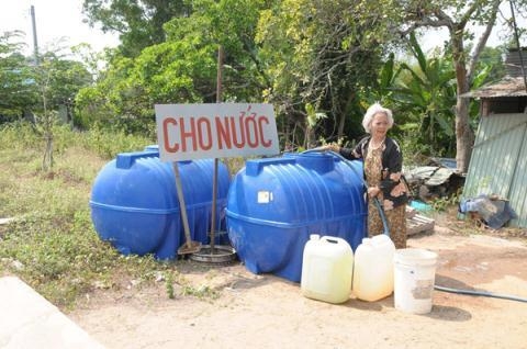 Ấm lòng nghĩa cử chia nhau từng giọt nước của bà c