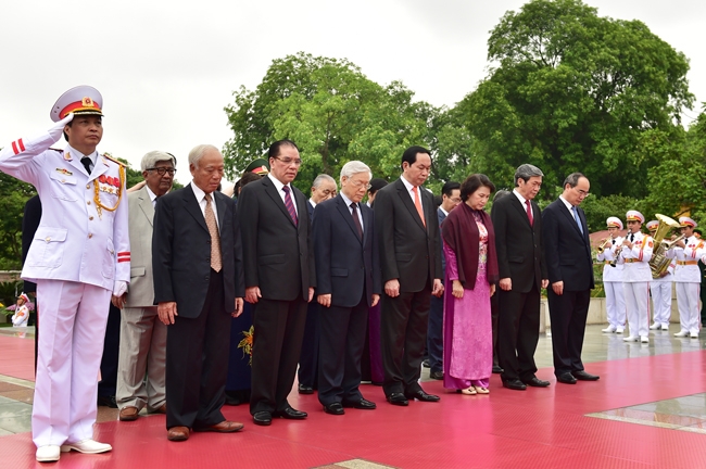 Lãnh đạo Đảng, Nhà nước dâng hương tươ