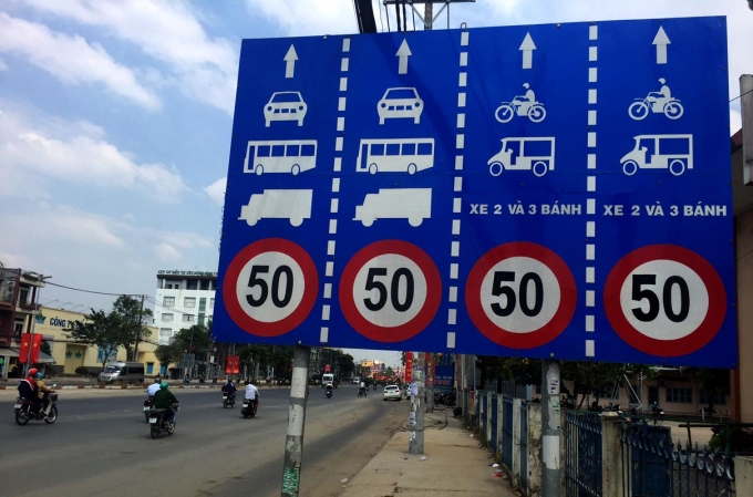 Nên tuân theo thông tin biển báo hay thông 