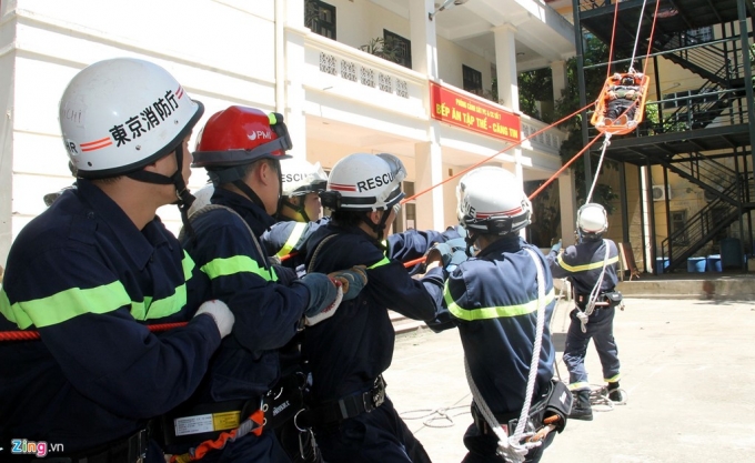 10 Cảnh sát PCCC đội nắng gắt luyện tậ