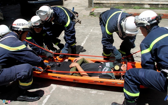 11 Cảnh sát PCCC đội nắng gắt luyện tậ