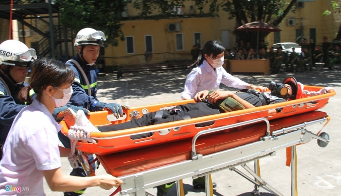 12 Cảnh sát PCCC đội nắng gắt luyện tậ