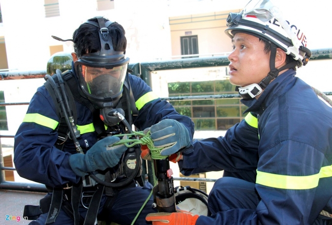 13 Cảnh sát PCCC đội nắng gắt luyện tậ