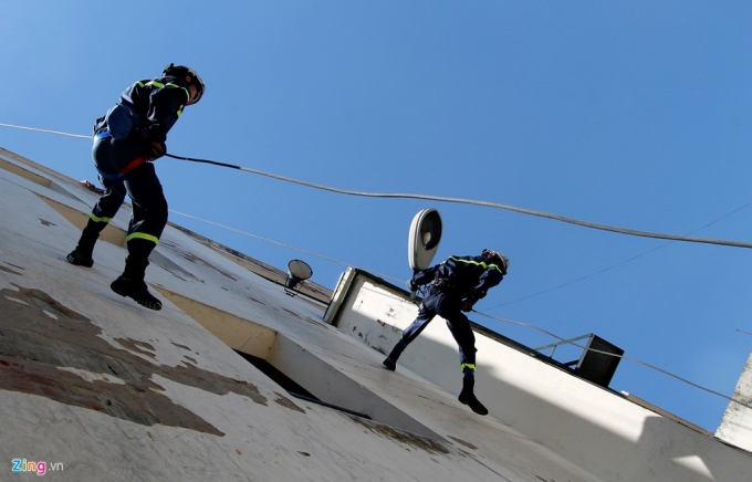 2 Cảnh sát PCCC đội nắng gắt luyện tập