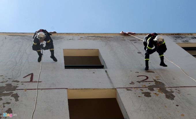 3 Cảnh sát PCCC đội nắng gắt luyện tập