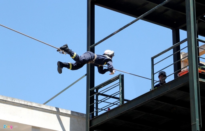 4 Cảnh sát PCCC đội nắng gắt luyện tập