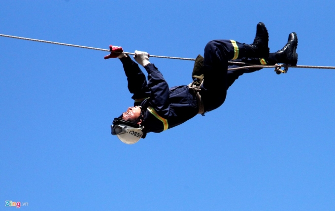 5 Cảnh sát PCCC đội nắng gắt luyện tập