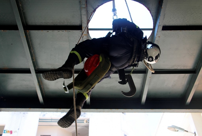 6 Cảnh sát PCCC đội nắng gắt luyện tập