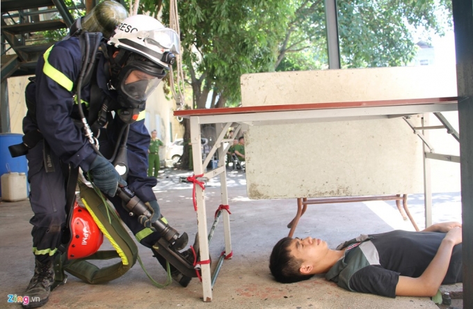 7 Cảnh sát PCCC đội nắng gắt luyện tập