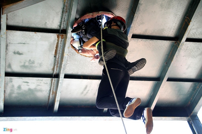 9 Cảnh sát PCCC đội nắng gắt luyện tập